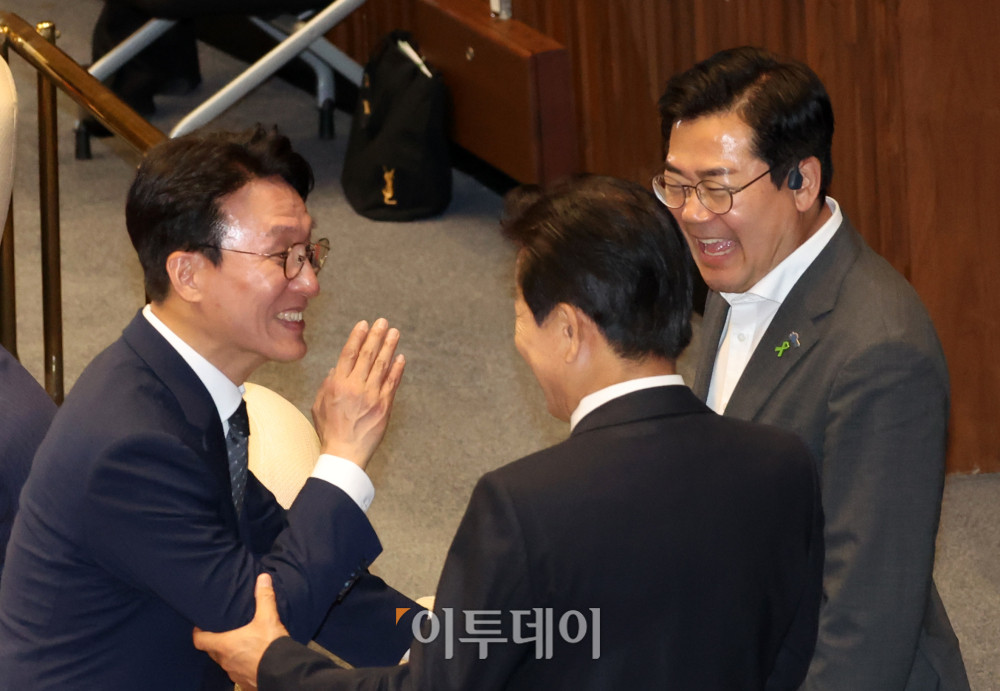 ▲김민석(왼쪽) 국무총리 후보자가 3일 서울 여의도 국회 본회의에서 본인의 임명동의안이 가결되자 정동영(가운데) 통일부 장관 후보자, 박찬대 당대표 후보자에게 축하를 받고 있다. 고이란 기자 photoeran@