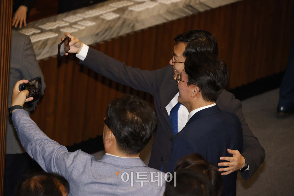 ▲김민석(가운데) 국무총리 후보자가 3일 서울 여의도 국회 본회의에서 본인의 임명동의안에 대한 투표에 앞서 동료 의원들과 기념촬영을 하고 있다. 고이란 기자 photoeran@