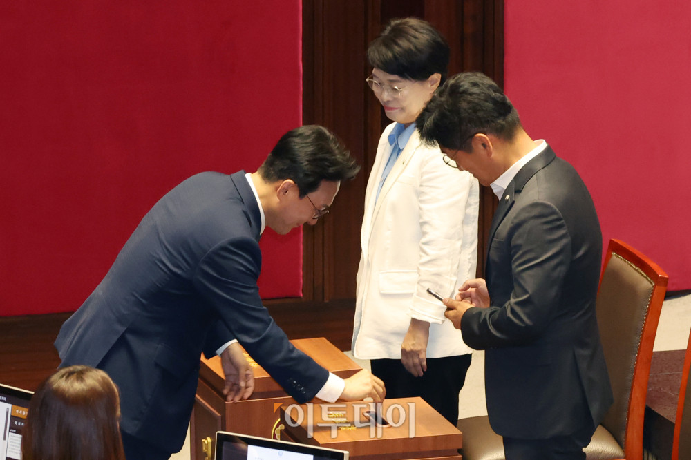 ▲김민석 국무총리 후보자가 3일 서울 여의도 국회 본회의에서 본인의 임명동의안에 대한 투표를 하고 있다. 고이란 기자 photoeran@