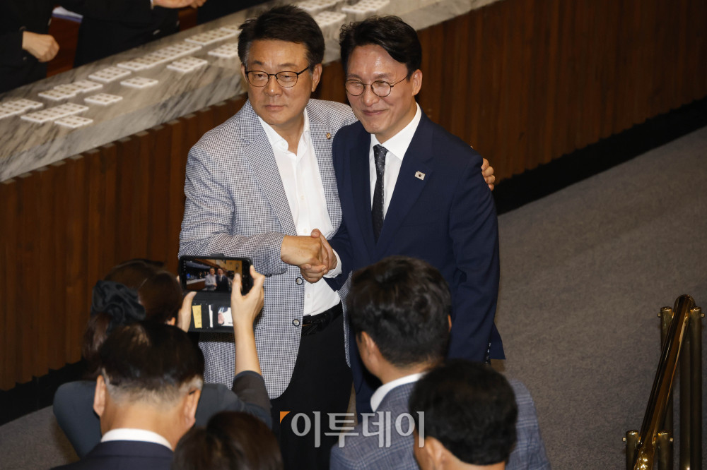 ▲김민석(오른쪽) 국무총리 후보자가 3일 서울 여의도 국회 본회의에서 본인의 임명동의안에 대한 투표에 앞서 동료 의원들과 기념촬영을 하고 있다. 고이란 기자 photoeran@