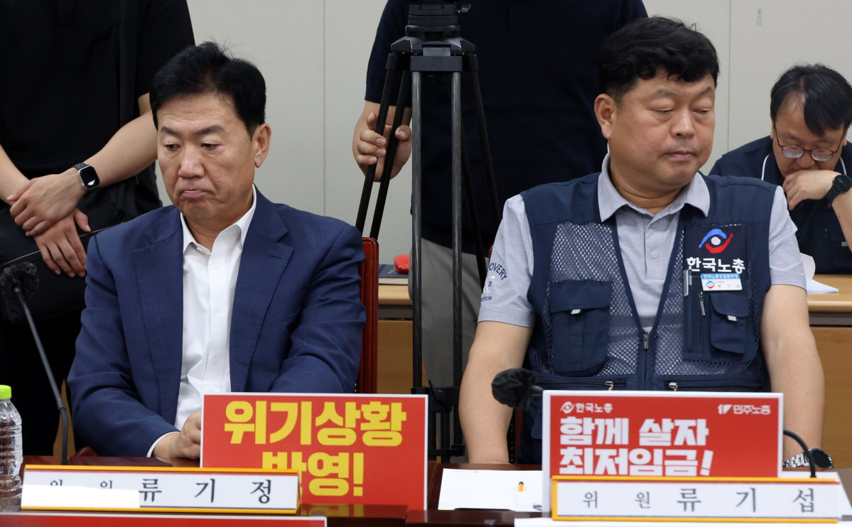 ▲ 1일 세종시 정부세종청사에서 열린 최저임금위 8차 전원회의에서 류기정 사용자 위원과 류기섭 근로자 위원의 시선이 엇갈리고 있다. (뉴시스)