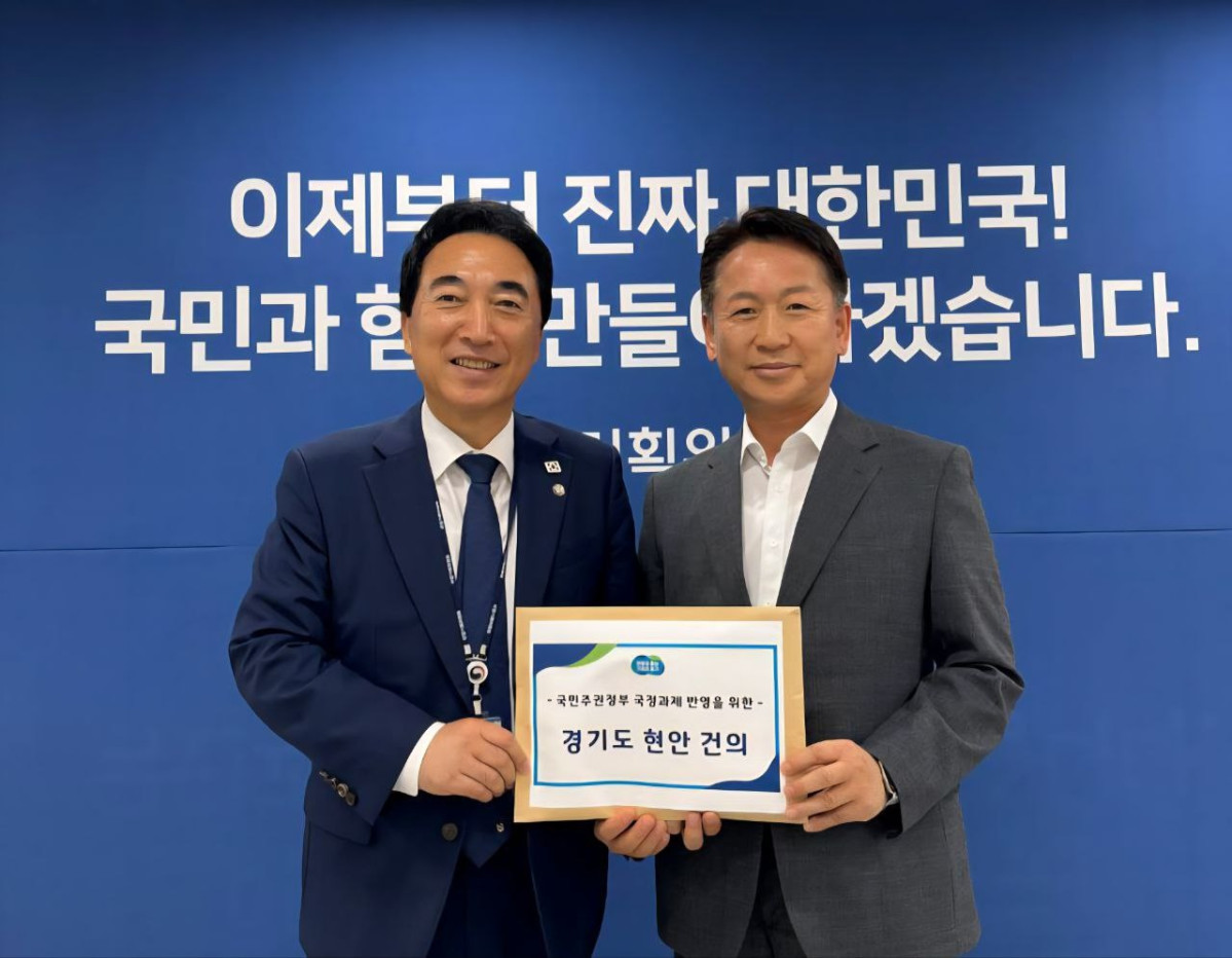 ▲고영인 경기도 경제부지사가 3일 국정기획위원회를 방문해 경기도 현안 건의가 적힌 서류를 전달하고 있다. (경기도)