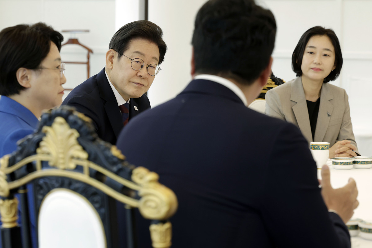 ▲이재명 대통령이 3일 서울 한남동 관저에서 열린 비교섭단체 5당 지도부 오찬 회동에서 개혁신당 천하람 당대표 권한대행 겸 원내대표의 발언을 듣고 있다. 2025.7.3 [대통령통신사진기자단]