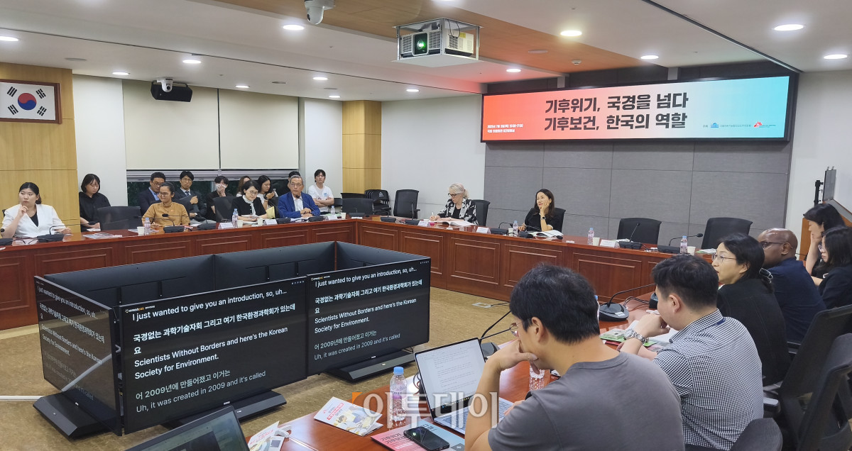 ▲국회에서  열린 ‘기후위기, 국경을 넘다-기후보건, 한국의 역할’ 간담회에서 참석자들이 발언하고 있다. (노상우 기자 nswreal@)