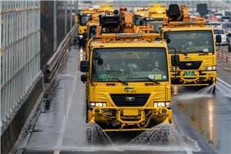 ▲자동차 전용도로 살수차 작업. (사진제공=서울시)
