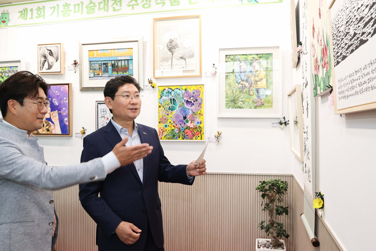▲이상일 용인특례시장이 3일 기흥구청에서 열린 '제1회 기흥 미술대전 입상작 시상식'에 앞서 수상작품을 둘러보고 있다. (용인특례시)