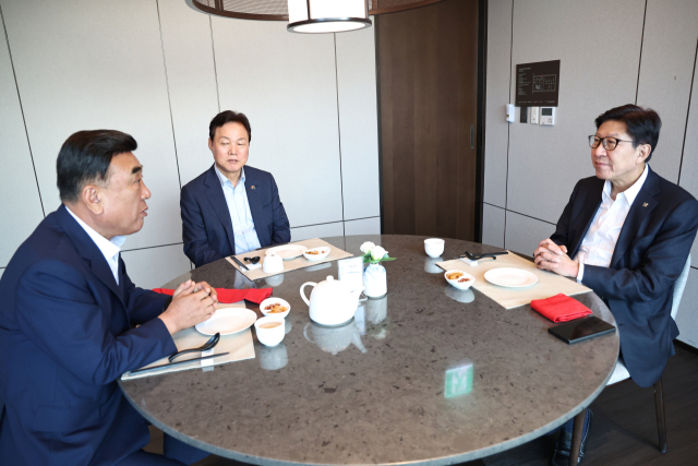 ▲김두겸(왼쪽부터) 울산시장, 박완수 경남도지사, 박형준 부산시장이 지난 2일 경남 김해에서 ‘부울경 시도지사 지역 현안 간담회’를 가졌다. 사진제공 부산시