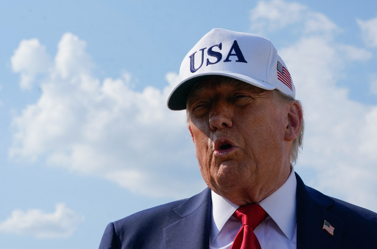 ▲도널드 트럼프 미국 대통령이 3일(현지시간) 메릴랜드주 앤드루스 합동기지에서 언론과 대화하고 있다. 로이터연합뉴스