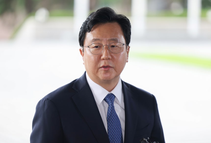 ▲정진우 신임 서울중앙지검장이 4일 서울 서초구 서울중앙지방검찰청으로 들어서며 취재진 앞에서 입장을 밝히고 있다. (연합뉴스)