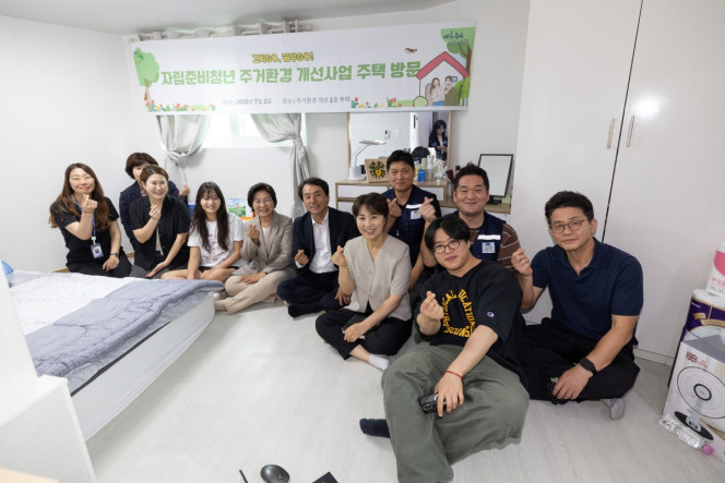 ▲자립준비청년 주거환경 개선사업 1호 주택 방문 모습. (사진제공=은평구)