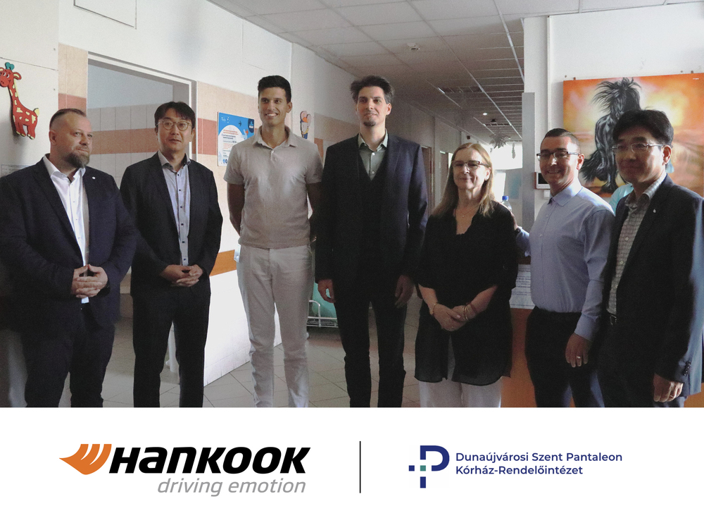 ▲병동 후원금 전달 기념 단체 사진. (왼쪽부터) 노르베르트 바르탈로스(Norbert Bartalos) 국민건강 재단 이사, 김형규 한국타이어 헝가리공장 HR팀 팀장, 미클로시 바르토크(Miklós Bartók) 소아병동 과장, 오르시 실라지(Örs Szilágyi) 성 판탈레온 병원 병원장, 카탈린 로이(Katalin Roy) 한국타이어 헝가리공장 HR팀 팀원, 가보르 페트라시(Gábor Petrás) 국민건강 재단 이사, 임호택 한국타이어 헝가리공장장.

 (사진=한국타이어)