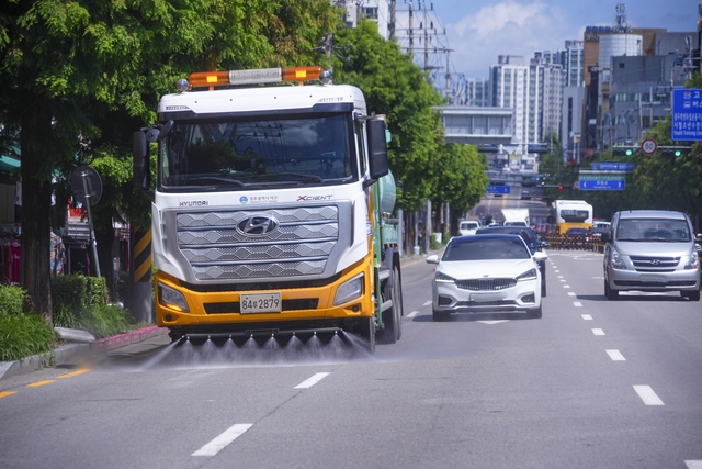 ▲광주시가 4일 폭염 대응 차원에서 도로에 살수차를 운행하며 도심의 기온을 낮추고 있다. (사진제공 = 광주시 )