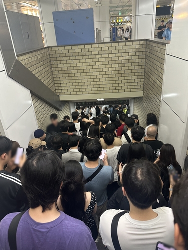▲4일 출근길 2호선 선로전환기 장애로 인해 신림역에 사람이 몰려 있다. (연합뉴스)