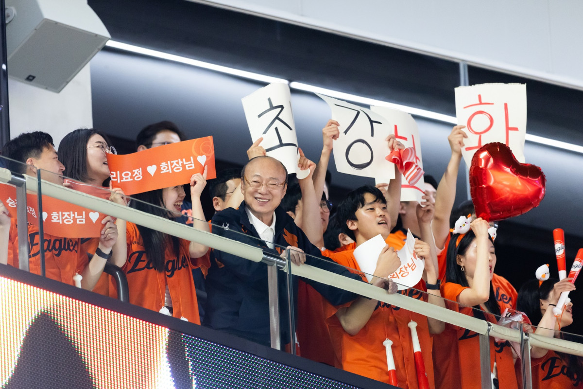 ▲김승연 한화그룹 회장이 임직원들과 야구 경기를 관람하고 있다. (사진제공=한화)