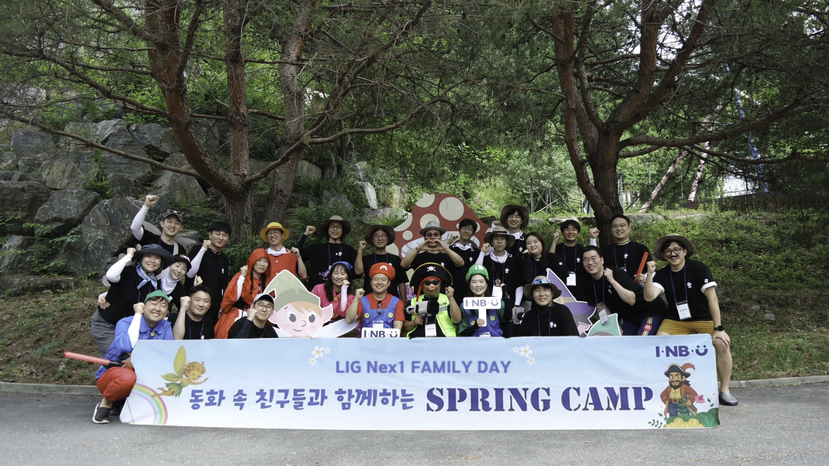 ▲올해 상반기 진행한 패밀리데이(봄캠핑) 단체 사진. (사진= LIG넥스원)