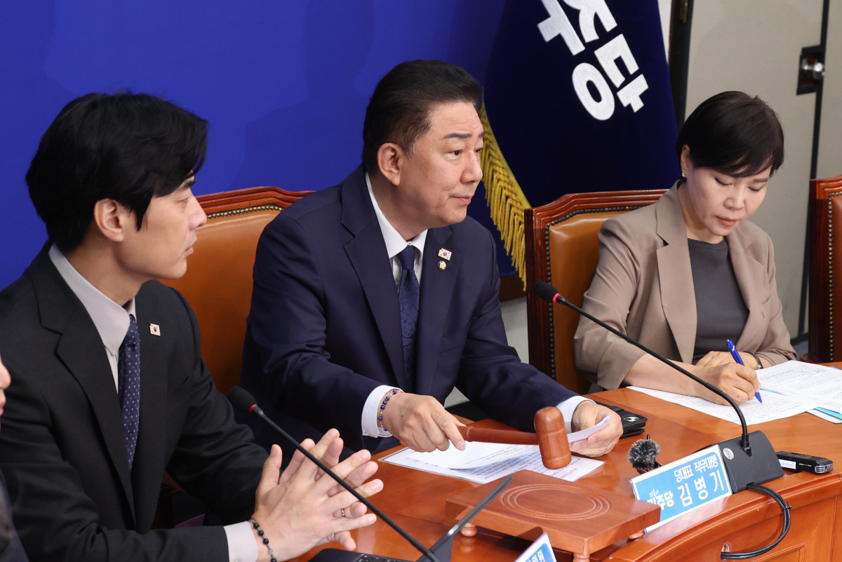 ▲김병기 더불어민주당 당대표 직무대행 겸 원내대표가 4일 오전 서울 여의도 국회에서 열린 최고위원회의에서 의사봉을 두드리고 있다. (사진=뉴시스)