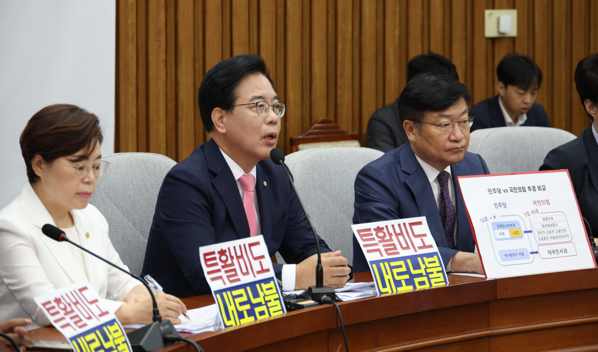 ▲송언석(왼쪽 두번쨰) 국민의힘 비상대책위원장 겸 원내대표가 4일 서울 여의도 국회에서 열린 원내대책회의에서 추경과 관련헤 더불어민주당을 규탄하는 발언을 하고 있다. (사진=뉴시스)