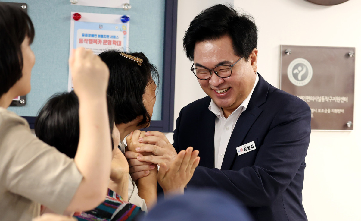 ▲박일하 동작구청장이 지난 6월 이전한 동작행복카 사무실을 방문해 종사자들을 격려하고 있다. (사진제공=동작구)