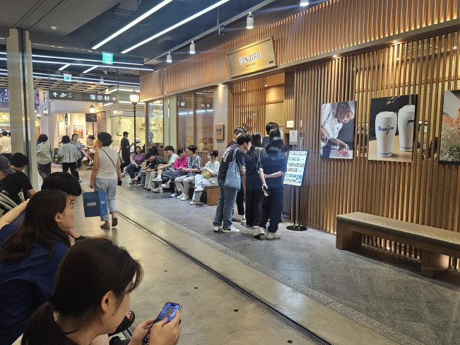 ▲3일 점심시간 분지로 롯데월드몰점 앞 사람들이 대기하고 있다. (정영인 기자 oin@)