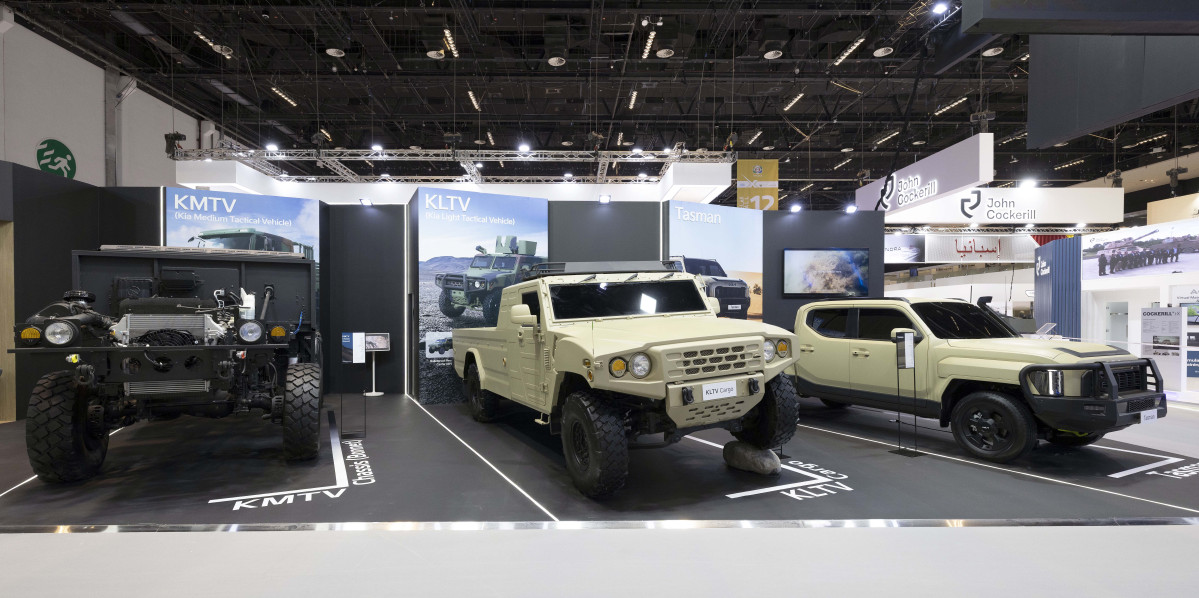 ▲기아는 올해 2월 UAE 아부다비 국제 전시 컨벤션 센터에서 개최된 ‘IDEX 2025(국제 방산 전시회)’에 참가했다. (왼쪽부터) 중형표준차 보닛형 베어샤시, 소형전술차 2인승 카고, 타스만 쇼카 (사진=기아)