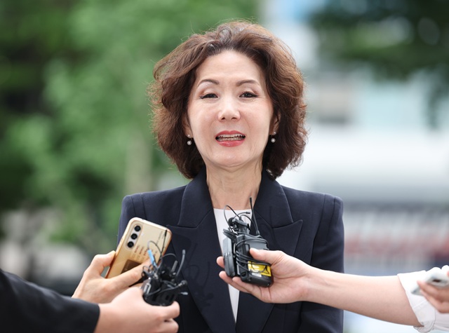 ▲이진숙 사회부총리 겸 교육부 장관 후보자가 지난달 30일 오전 서울 여의도 한국교육시설안전원에 마련된 인사청문회 준비 사무실로 출근하던 중 취재진 질문에 답하고 있다. (뉴시스)