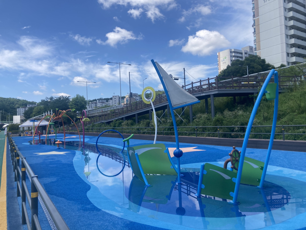 ▲도봉사진 도봉구 녹천교 하류 중랑천변 물놀이장. (사진제공=도봉구)