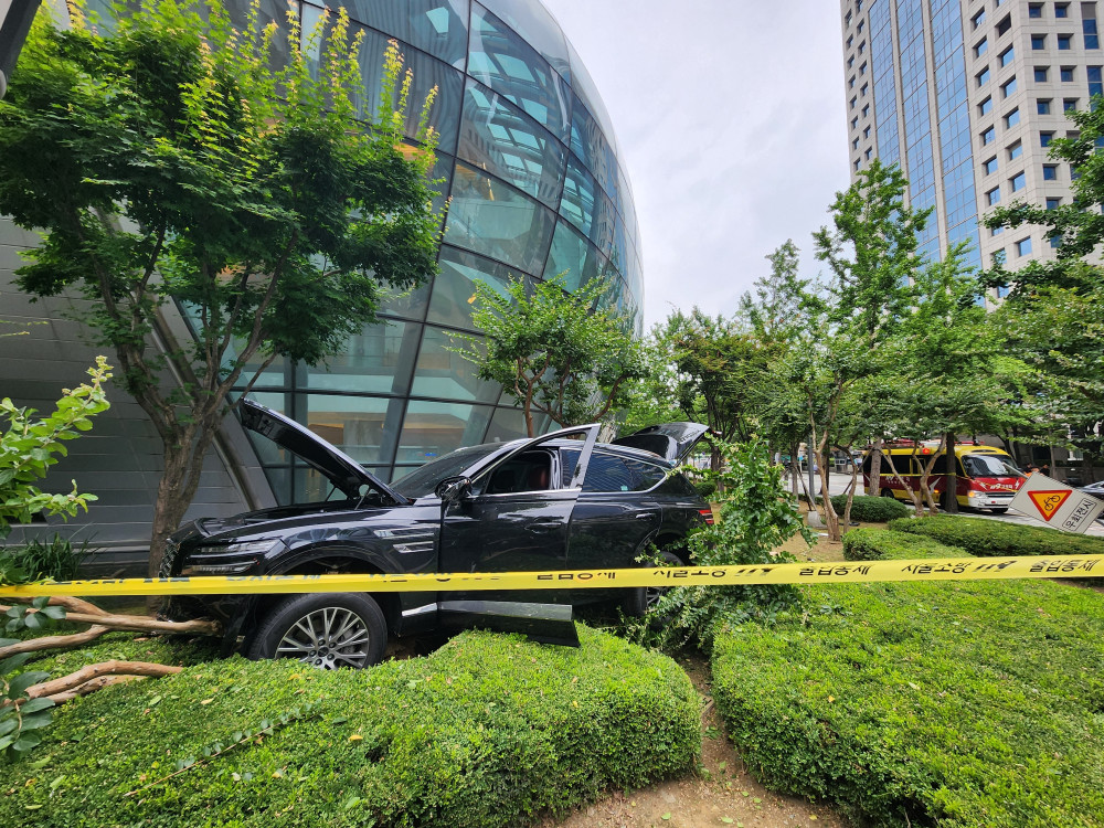 ▲이달 4일 오전 11시 33분께 서울 영등포구 여의동 FKI(한국경제인협회) 타워(구 전경련회관)로 검은색 스포츠유틸리티차(SUV)가 돌진했다. 경찰과 소방당국 등에 따르면 이 사고로 다친 사람은 없었다. SUV를 운전한 40대 남성은 급발진을 주장한 것으로 알려졌다. (연합뉴스)