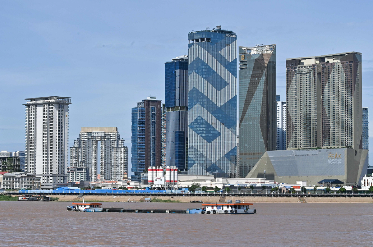 ▲캄보디아 프놈펜 앞에서 화물선이 메콩강을 따라 이동하고 있다. AFP연합뉴스