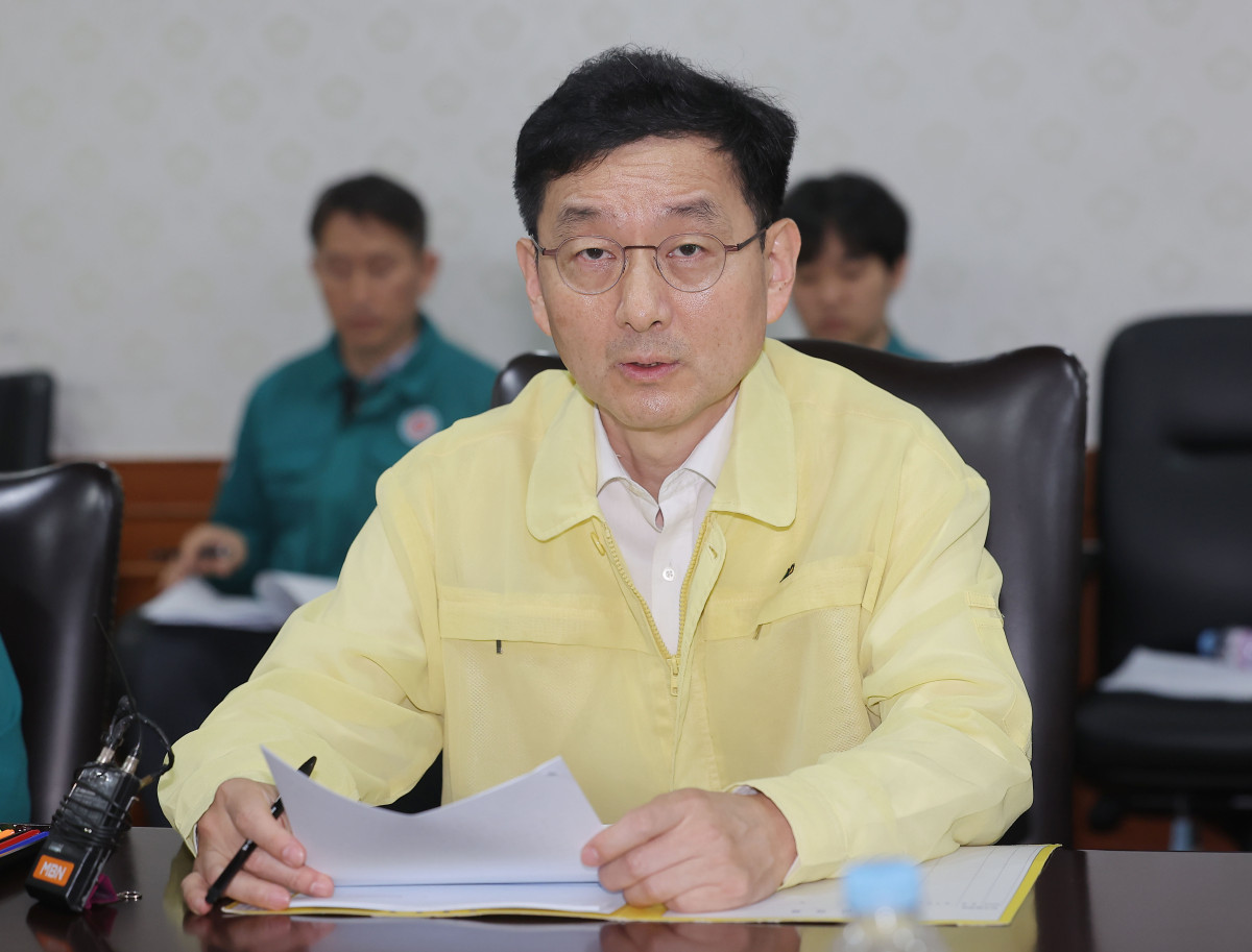 ▲<YONHAP PHOTO-3347> 부산 아파트 화재 대책회의 연 윤창렬 국조실장    (서울=연합뉴스) 류영석 기자 = 윤창렬 국무조정실장이 4일 정부서울청사에서 '부산 아파트 화재 아동 사망 관련 긴급 대책회의'에서 발언하고 있다. 2025.7.4    ondol@yna.co.kr/2025-07-04 12:01:53/<저작권자 ⓒ 1980-2025 ㈜연합뉴스. 무단 전재 재배포 금지, AI 학습 및 활용 금지> (연합뉴스)