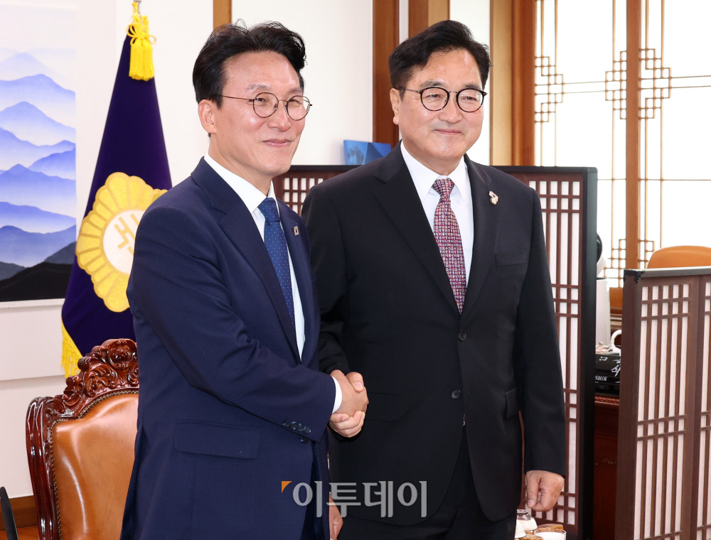▲김민석(왼쪽) 국무총리가 4일 서울 여의도 국회에서 우원식 국회의장을 예방하고 있다. 고이란 기자 photoeran@