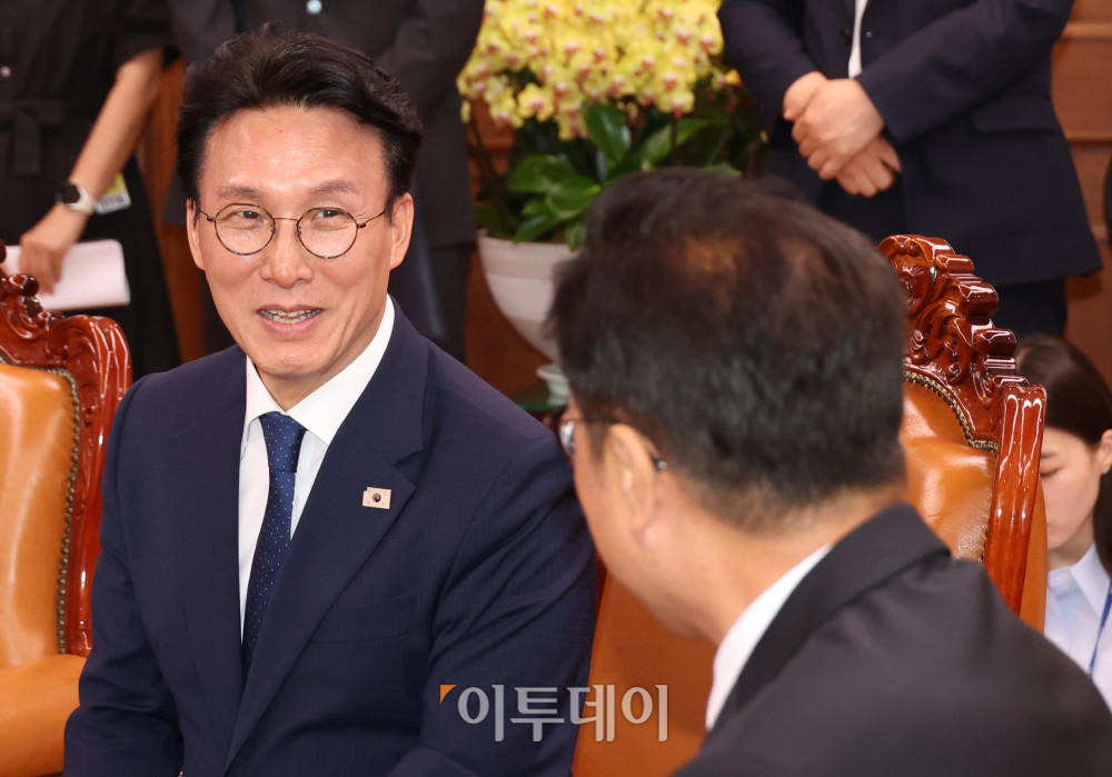 ▲김민석(왼쪽) 국무총리가 4일 서울 여의도 국회에서 우원식 국회의장을 예방하고 있다. 고이란 기자 photoeran@