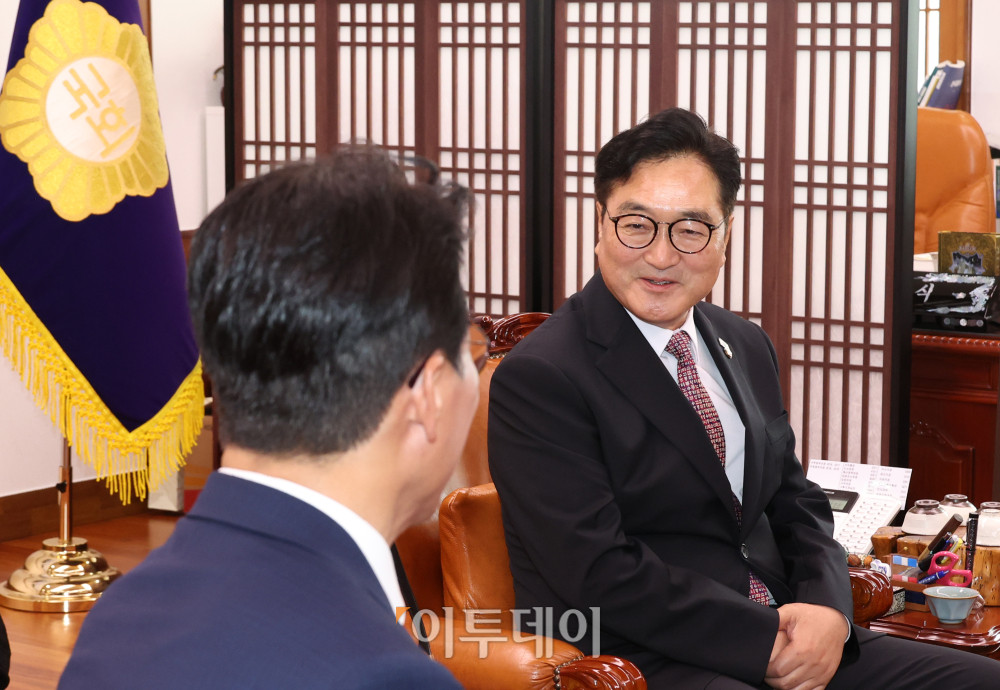 ▲김민석(왼쪽) 국무총리가 4일 서울 여의도 국회에서 우원식 국회의장을 예방하고 있다. 고이란 기자 photoeran@