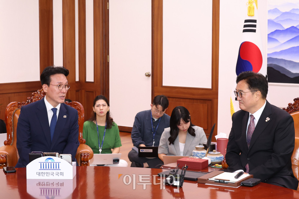 ▲김민석(왼쪽) 국무총리가 4일 서울 여의도 국회에서 우원식 국회의장을 예방하고 있다. 고이란 기자 photoeran@