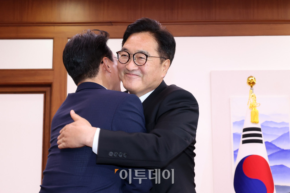 ▲김민석(왼쪽) 국무총리가 4일 서울 여의도 국회에서 우원식 국회의장을 예방하고 있다. 고이란 기자 photoeran@