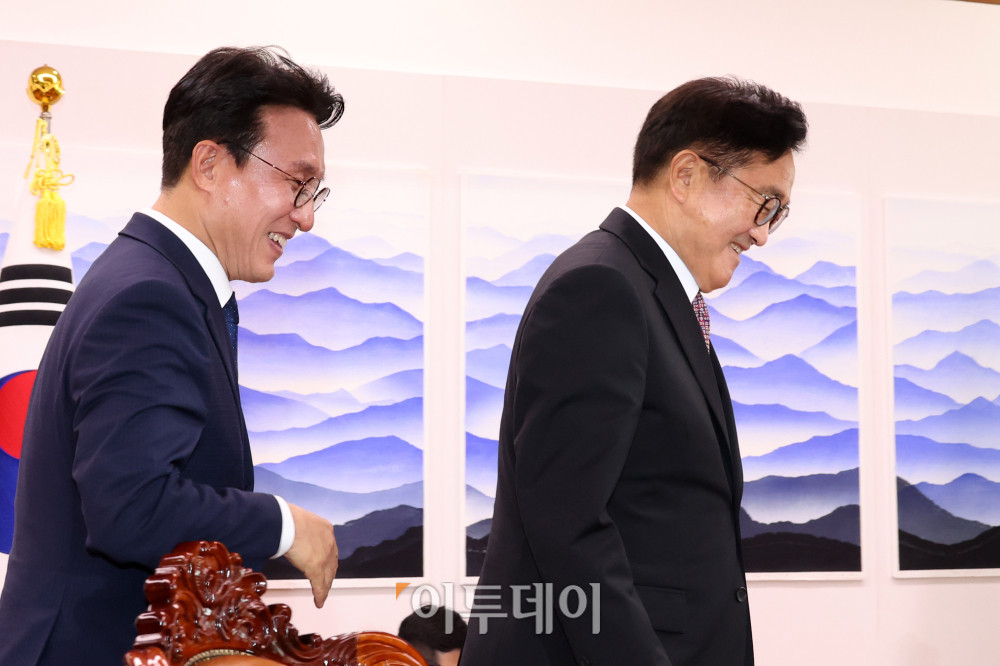 ▲김민석(왼쪽) 국무총리가 4일 서울 여의도 국회에서 우원식 국회의장을 예방하고 있다. 고이란 기자 photoeran@