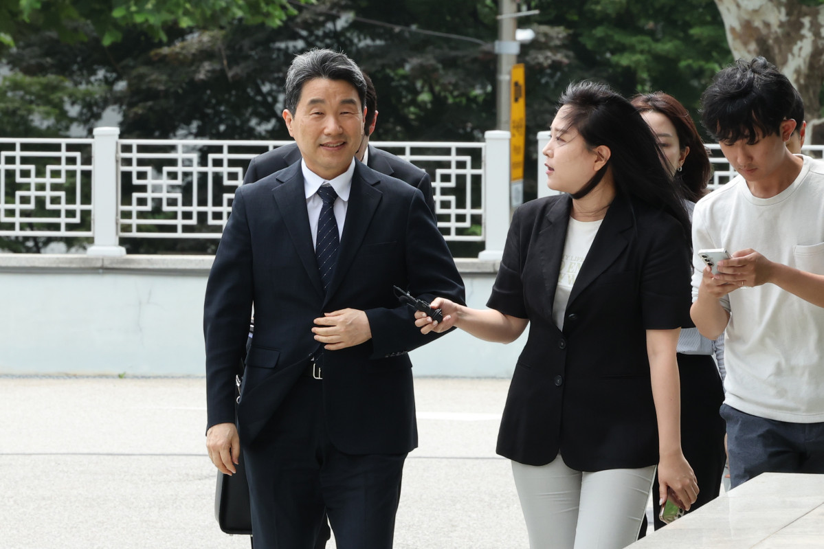 ▲이주호 부총리 겸 교육부 장관이 4일 내란특검 조사를 받기 위해 특검 조사실이 마련된 서울고검으로 향하고 있다.  (연합뉴스)