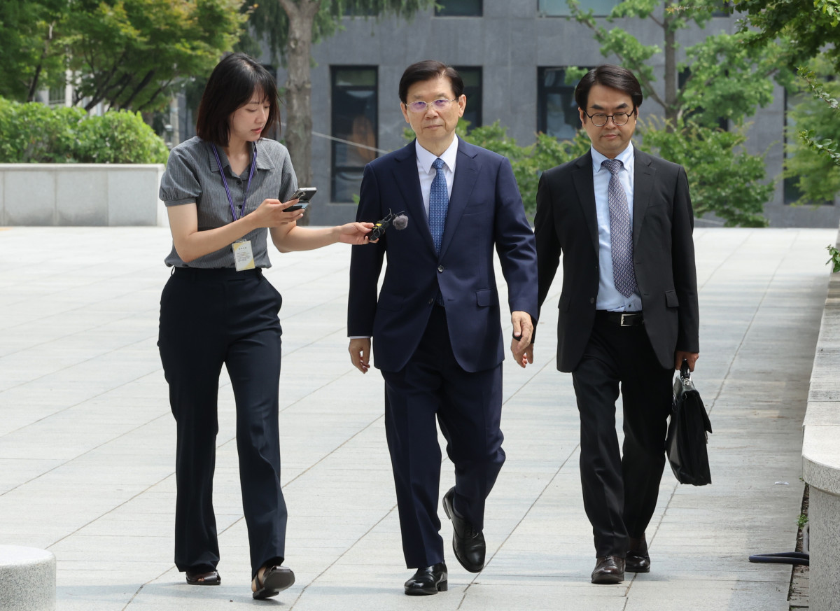 ▲박종준 전 대통령경호처장이 4일 내란특검 조사를 받기 위해 특검 조사실이 마련된 서울고검으로 향하고 있다. (연합뉴스)