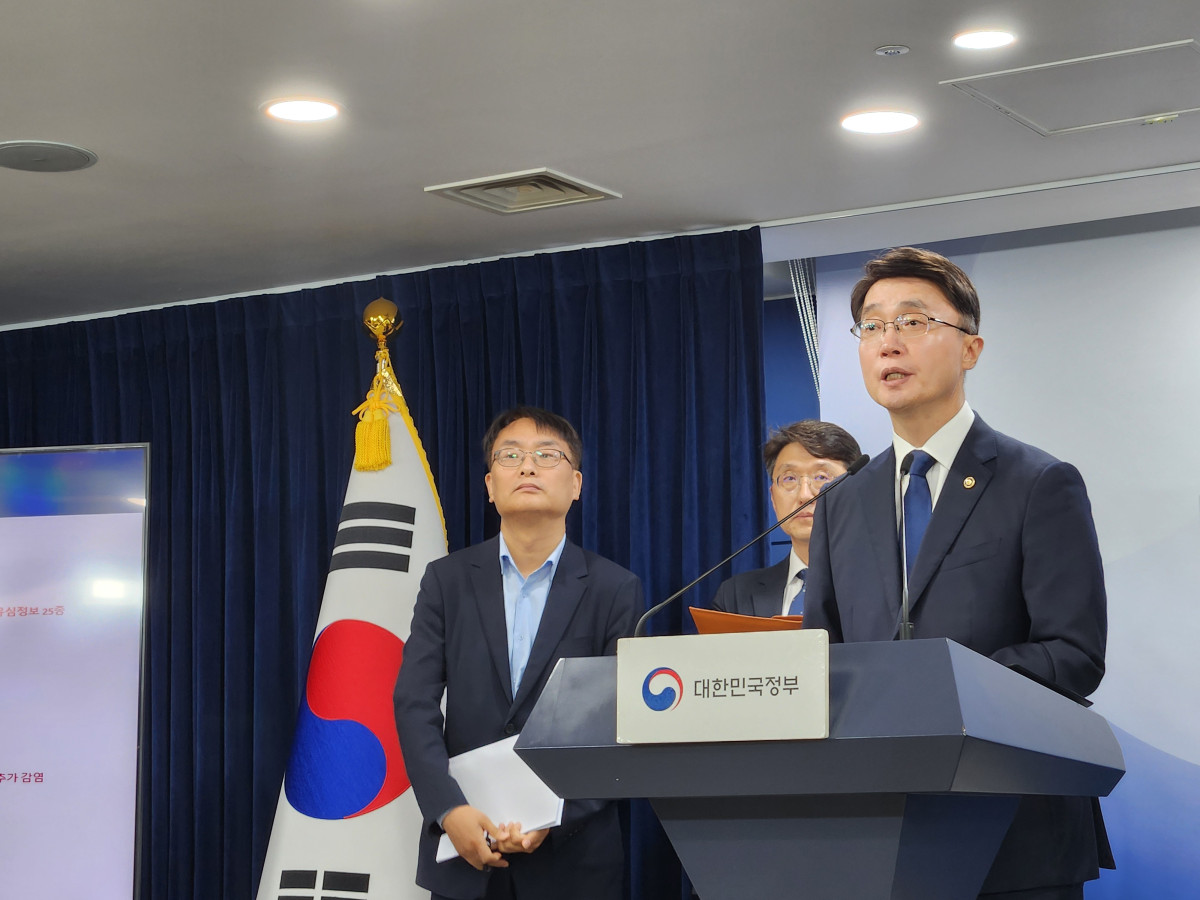 ▲4일 과학기술정보통신부는 SKT 침해사고 민관합동조사단의 조사 결과와 SKT의 이용약관의 위약금 면제 규정에 대한 검토 결과를 발표했다. 사진은 류제명 과기정통부 제2차관 (안유리 기자(inglass@))