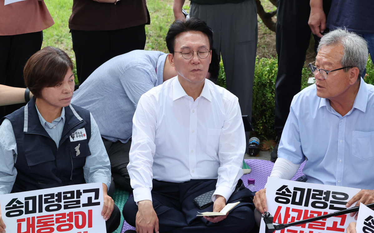 ▲<YONHAP PHOTO-3409> 농민단체 의견 듣는 김민석 국무총리 (서울=연합뉴스) 이진욱 기자 = 김민석 국무총리가 4일 서울 용산 대통령실 앞에서 항의 집회 중인 농민단체의 의견을 듣고 있다. 이들 단체는 '농업4법'을 '농망4법'이라고 했던 송미령 농림축산식품부 장관의 유임을 반대하며 송 장관이 물러날 때까지 투쟁을 멈추지 않겠다고 예고한 상태다. 2025.7.4 cityboy@yna.co.kr/2025-07-04 12:29:17/<저작권자 ⓒ 1980-2025 ㈜연합뉴스. 무단 전재 재배포 금지, AI 학습 및 활용 금지> (연합뉴스)