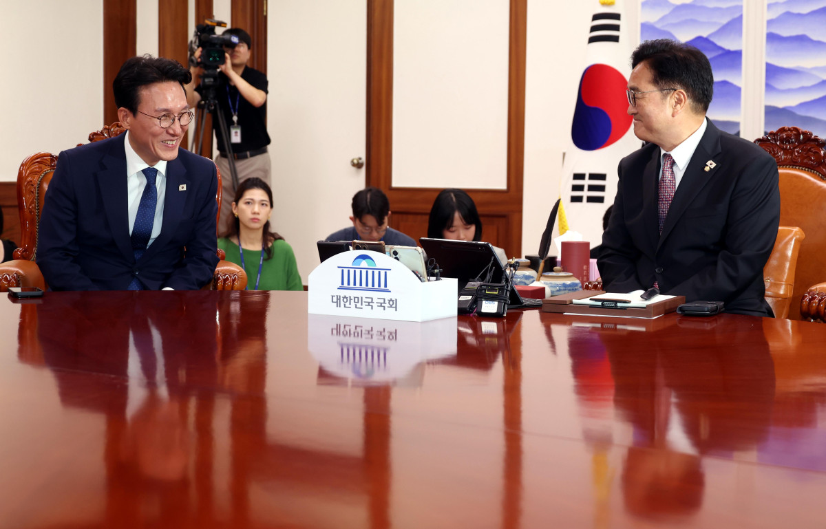 ▲우원식 국회의장이 4일 오후 서울 여의도 국회의장 집무실에서 김민석 국무총리와 면담을 나누고 있다. (사진=뉴시스)