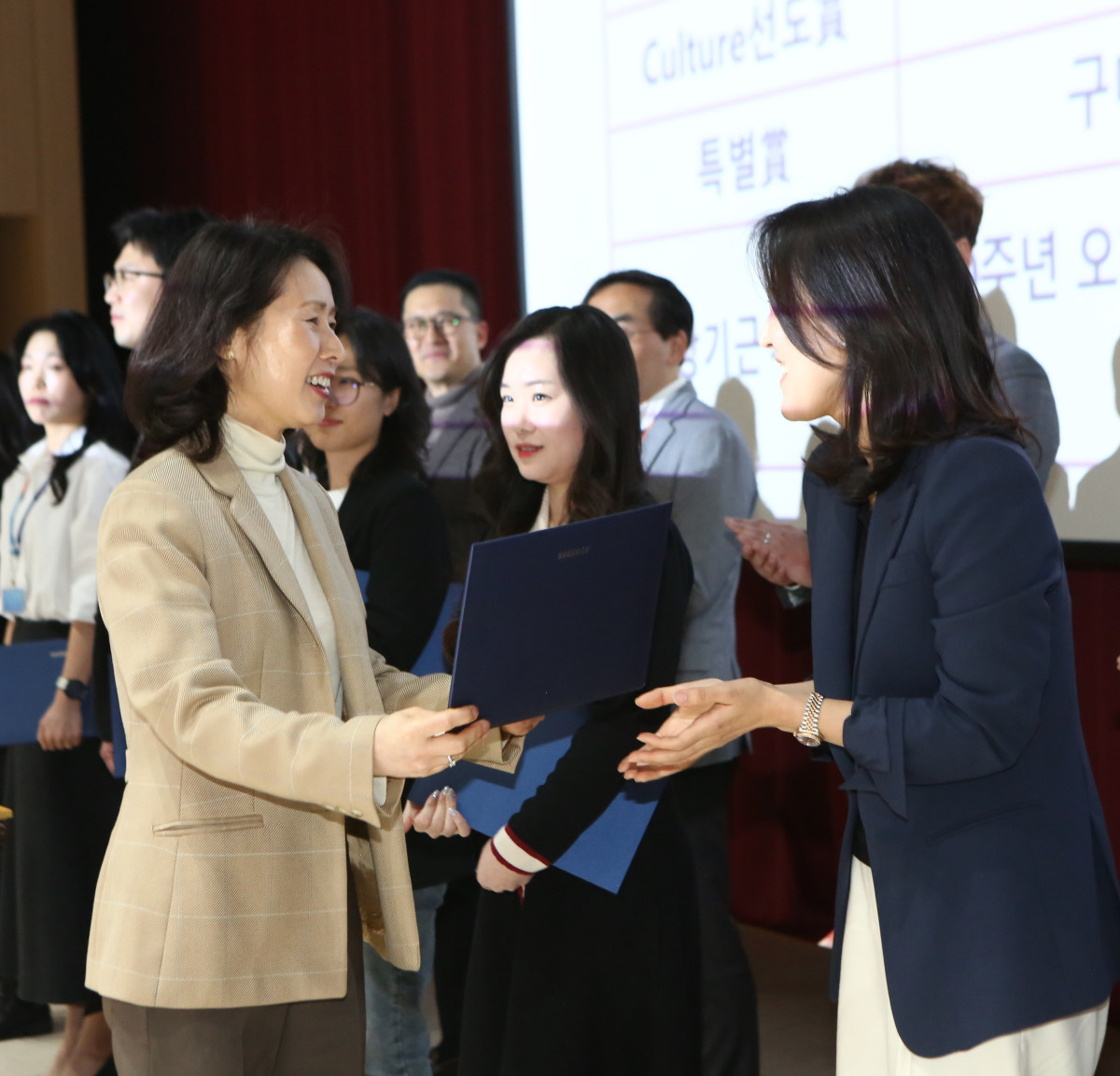 ▲김경아 삼성바이오에피스 사장(왼쪽)이 인천 송도 사옥에서 열린 2025년 창립기념식에서 우수 직원을 시상하고 있다. (사진제공=삼성바이오에피스)