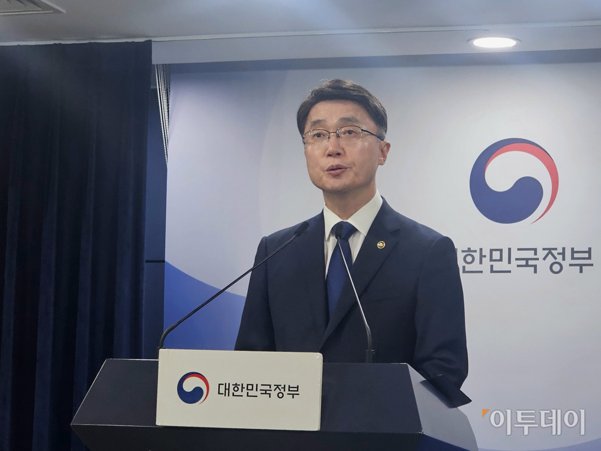 ▲4일 과학기술정보통신부는 SKT 침해사고 민관합동조사단의 조사 결과와 SKT의 이용약관의 위약금 면제 규정에 대한 검토 결과를 발표했다. 사진은 류제명 과기정통부 2차관 (이은주 기자 letswin@)