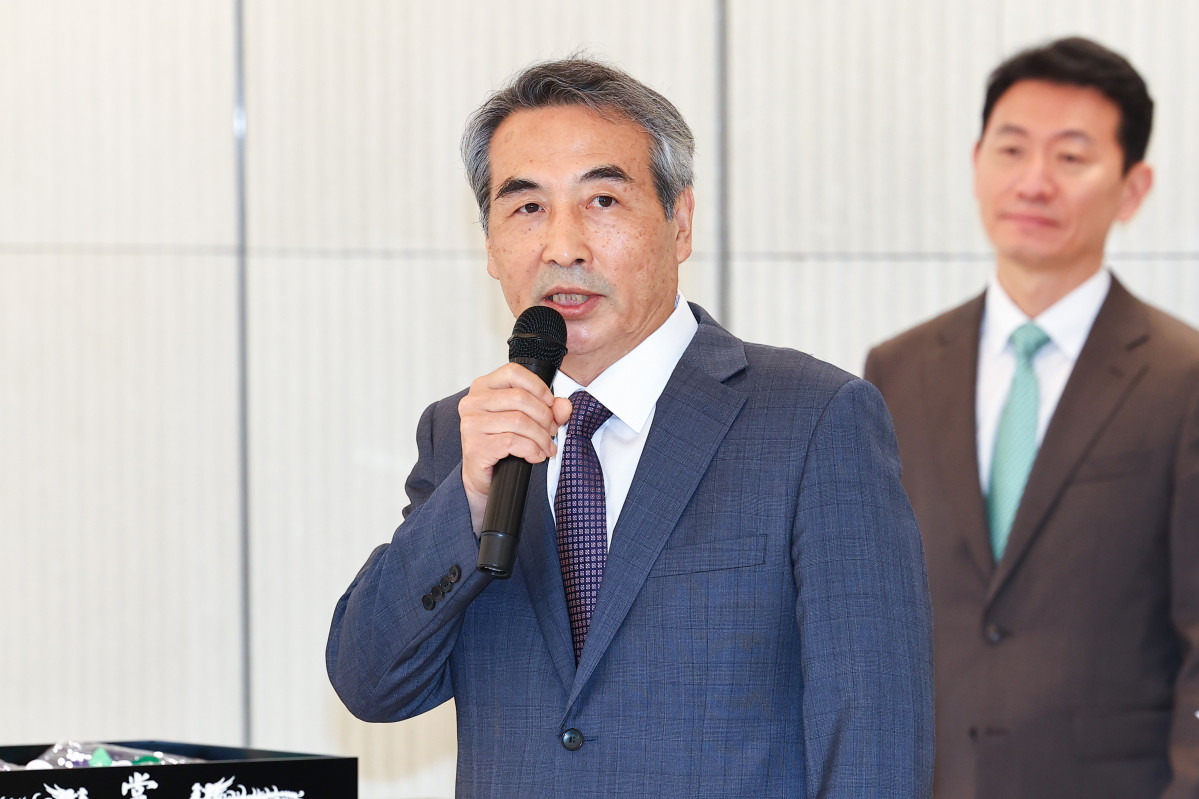▲윤석열 전 대통령 부인 김건희 여사와 관련한 각종 의혹 사건을 수사하는 민중기 특별검사가 2일 서울 종로구 KT광화문빌딩에 마련된 사무실 앞에서 현판 제막을 한 뒤 발언하고 있다. (연합뉴스)