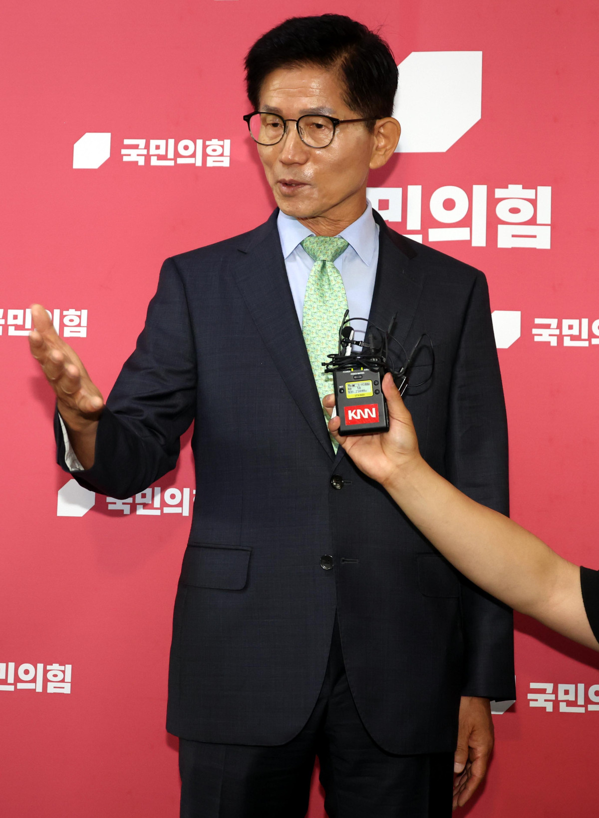 ▲김문수 전 국민의힘 대선후보가 4일 오전 서울 여의도 국회에서 송언석 비상대책위원장 겸 원내대표를 면담하고 취재진의 질문에 답변하고 있다. (사진=뉴시스)