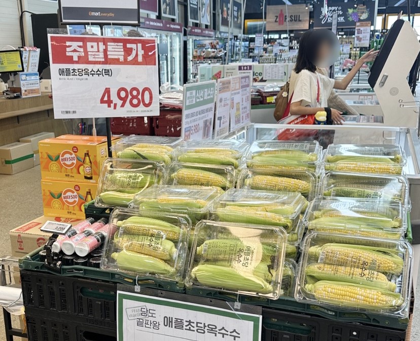 ▲이마트 특가 매대. (사진제공=이마트)