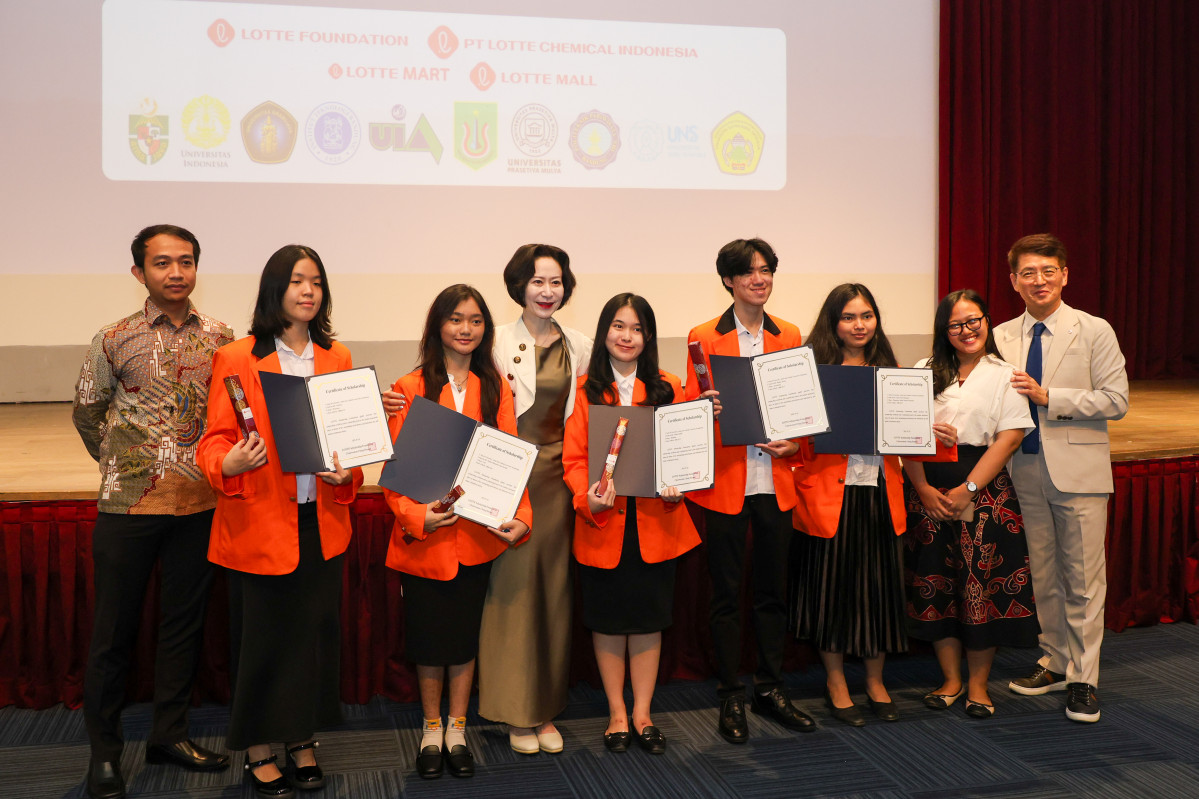 ▲2일 인도네시아 자카르타에 있는 롯데몰 자카르타 ‘아이스 팰리스’에서 ‘신격호 롯데 글로벌 장학금 수여식’에서 장혜선 롯데장학재단 이사장(왼쪽에서 네번째)과 장학생, 관계자들이 기념 사진을 찍고 있다. (사진제공=롯데장학재단)