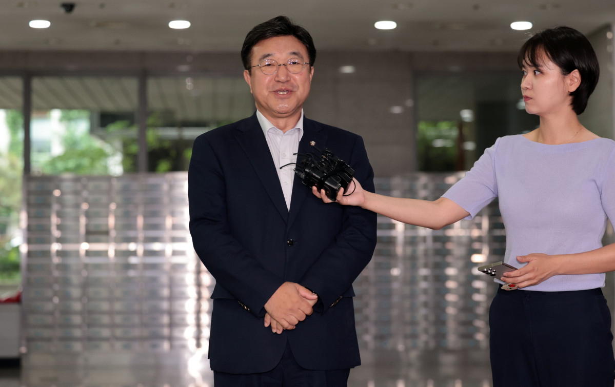 ▲윤호중 행정안전부 장관 후보자가 지난달 30일 서울 종로구 적선동에 마련된 인사청문회 준비 사무실로 출근하며 취재진 질문에 답하고 있다.  (연합뉴스)