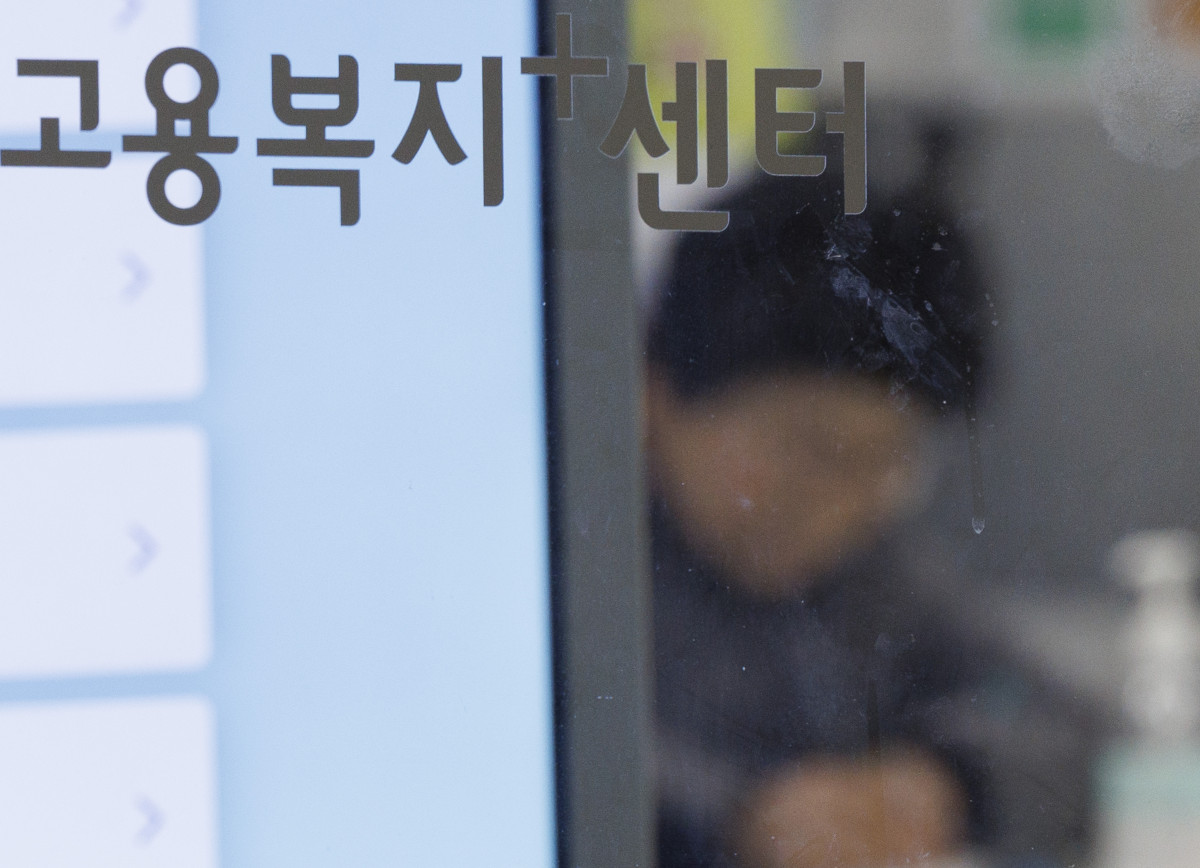 ▲서울의 한 고용복지플러스센터에서 실업급여 관련 상담 신청서를 작성하는 시민. (사진제공=연합뉴스)
