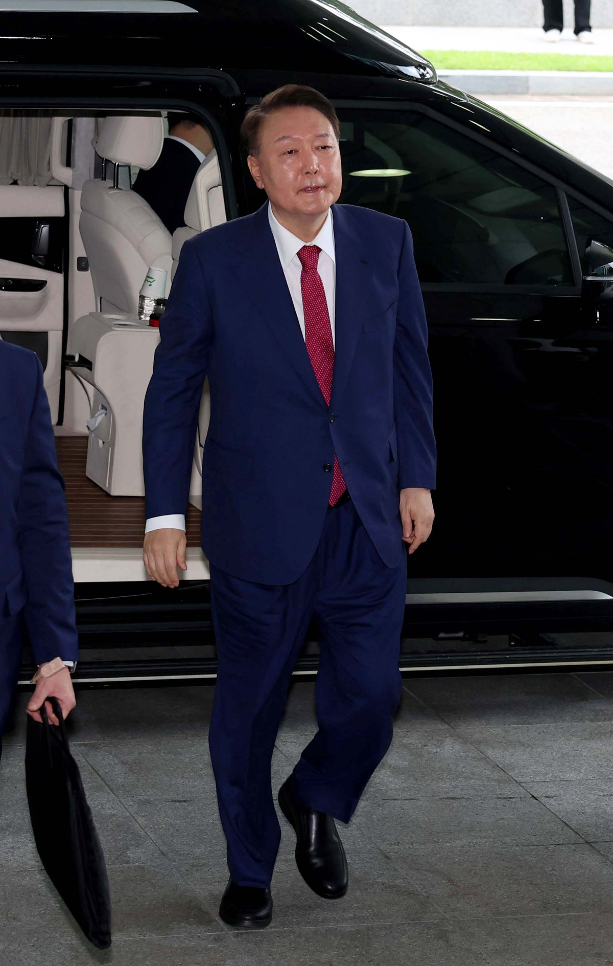 ▲윤석열 전 대통령이 5일 서울 서초구 서울고검에 마련된 내란특검 사무실로 2차 조사를 받기위해 출석하고 있다. 신태현 기자 holjjak@