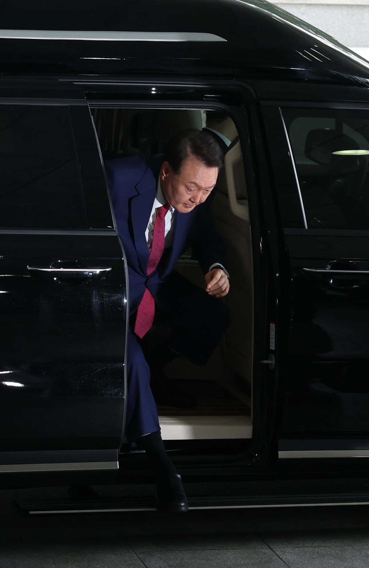 ▲윤석열 전 대통령이 5일 서울 서초구 서울고검에 마련된 내란특검 사무실로 2차 조사를 받기위해 출석하고 있다. 신태현 기자 holjjak@